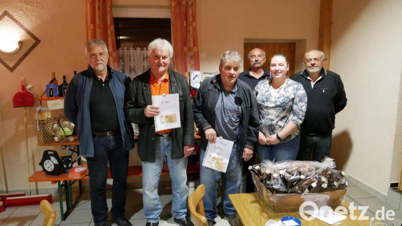 Die beiden Vorsitzenden Karl Roth (rechts) und Michael Kleber (links) gratulierten (ab Zweiter von links) Hans Steger, Gerhard Wittmann und Anna-Lena Gierstl zu ihren vorderen Platzierungen. Bild: gz