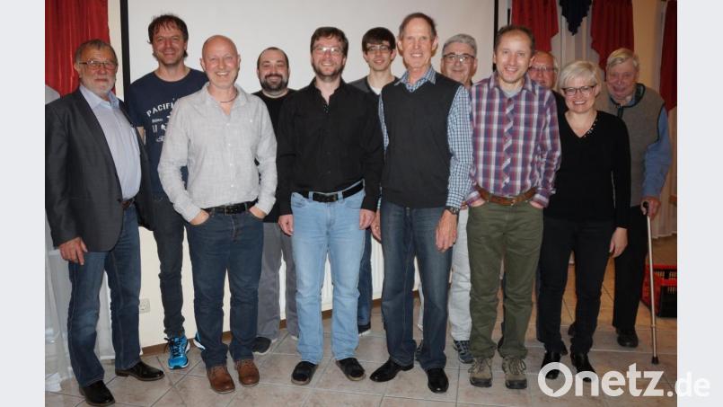 Bei den Neuwahlen gab es keine Veränderungen. Der Vorsitzende Johann Köppl (sechster von rechts) wird weiterhin mit seinem bewährten Vorstandsteam die Geschicke der „Sternenfreunde“ lenken. Bild: weu
