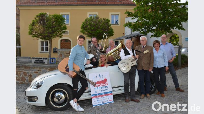 Voll in Fahrt: Das Organisatorenteam um Vorsitzenden Ernst Bräutigam (Vierter von rechts) stellt das Programm für „Tonart 2019“ vor. Im Bereich der Altstadt wird am 20./21. Juli wieder viel geboten sein. Bild: Freya Stöckl