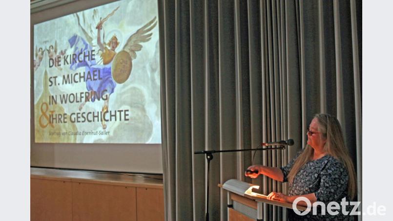 Claudia Eisenhut-Saller referierte zur Geschichte der St.-Michael-Kirche in Wolfring, als einen Aspekt zur 900-Jahr-Feier des Ortes. Bild: nib