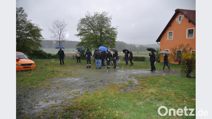 Bei strömendem Regen sind die Mitglieder des Bauausschusses unterwegs. Bild: ak