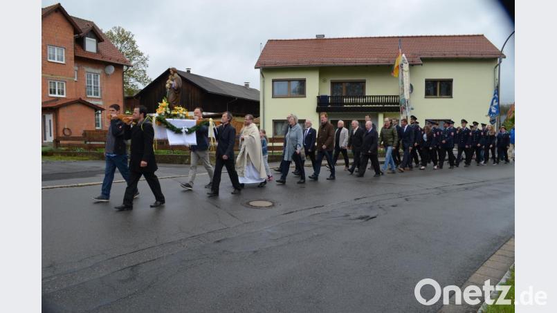 Auf den Schultern wird der Heilige Josef beim Kirchenzug getragen Bild: fz
