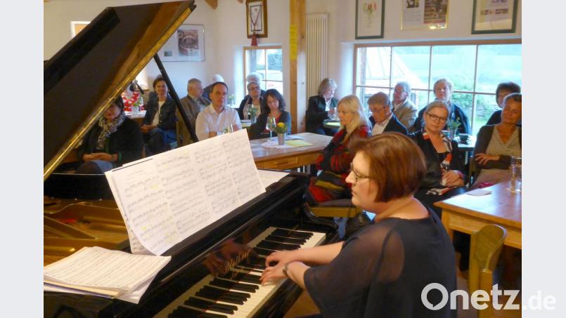 Am Piano begleitet Klara Bäumler im voll besetzten Café. Bild: fsb
