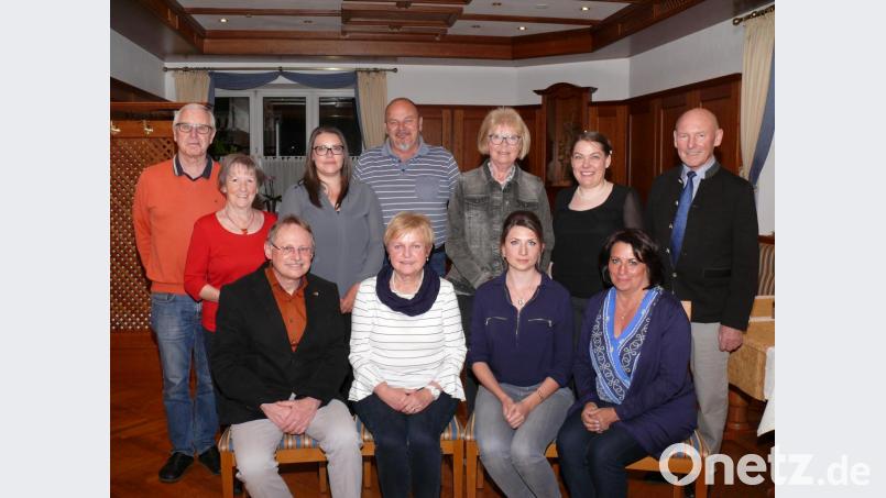 Neuwahlen standen bei der DFG auf dem Programm. Im Bild (sitzend, von links) Karl-Heinrich Voh, Edeltraud Fischer, Arabella Hammerer und Anita Hammerer sowie (stehend, von links) Dr. Günter Schiller, Marina Ernstberger, Bernhard Pannrucker, Waltrude Schiller, Yvonne Lindner, Karlheinz Hoyer. Bild: kgg
