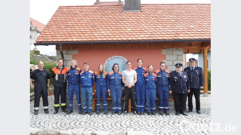 Mit Erfolg legten sieben Mitglieder der Jugendfeuerwehr Beidl/Schönficht das Abzeichen „Jugendflamme Stufe III“ ab. Im Bild die erfolgreichen Prüflinge mit den Ausbildern und Prüfern. Bild: exb