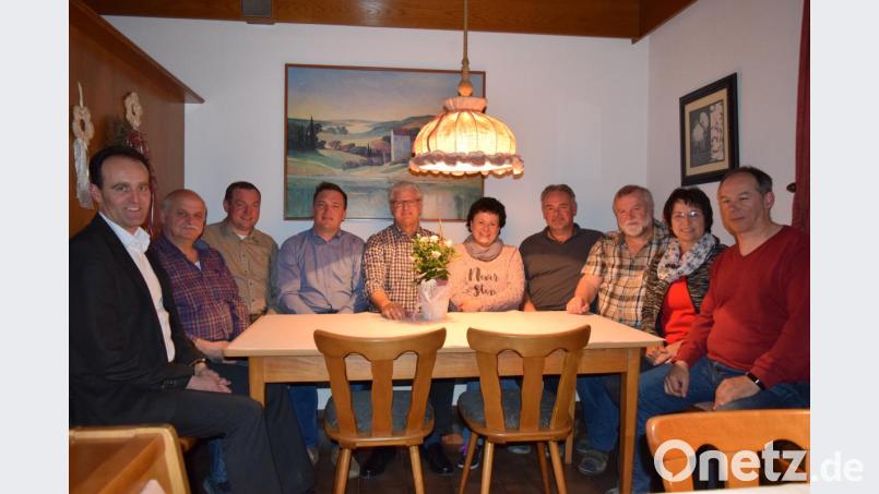 Die neue Führungsriege der FWG: Von links: Bürgermeister Hans-Jürgen Strehl, Eduard Bär, Martin Wopperer, Roland Lutz, Altbürgermeister Werner Renner, Elke Reichenberger, Klaus Breu, Richard Winter, Roswitha Herbst, Walter Zagel. Bild: wfe