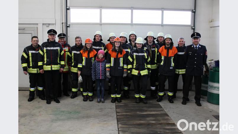 Als eine der ersten Feuerwehren im Landkreis Neustadt/WN überhaupt absolvieren mit Erfolg elf junge Brandschützer aus Tremmersdorf die Abschlussprüfung der Modularen Truppausbildung. Somit ist der Weg für weiterführende Lehrgänge für die Nachwuchskräfte frei. Bild: rod
