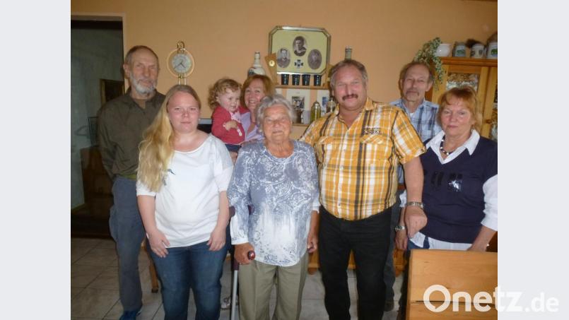 &quot;Der Herrgott hat mich 90 werden lassen, jetzt schaun wir mal weiter&quot;, sagt die lebensfrohe Martha Böhm (vorne, Mitte) im Kreis ihrer Familie. Bild: bk