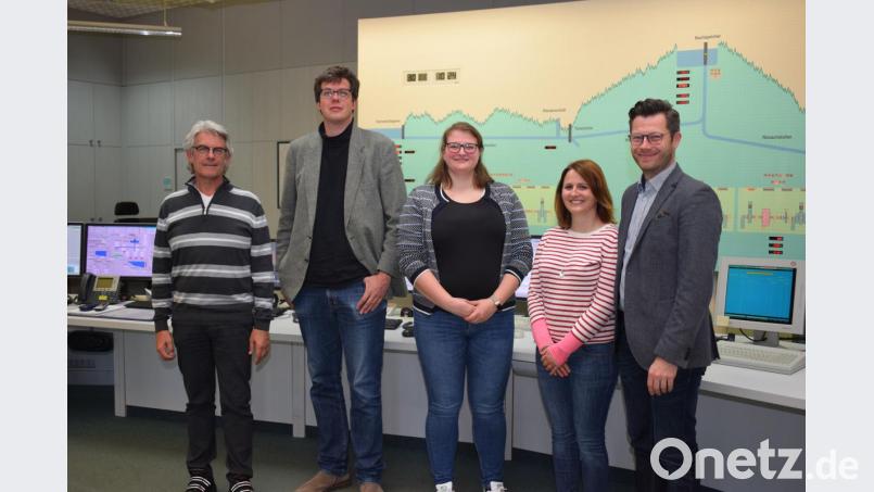 Die beiden FDP-Umweltpolitiker, MdB Lukas Köhler (Zweiter von links) und MdL Christoph Skutella (rechts) besuchten das Pumpspeicherkraftwerk Reisach. Begleitet wurden sie von den wissenschaftlichen Mitarbeiterinnen Anna Ahlfeld (Mitte) und Nicole Weiß (Zweiter von rechts). Stellvertretender Betriebsleiter Bernhard Ostler (links) warf auch einen Blick in die Schaltwarte. Bild: bnr