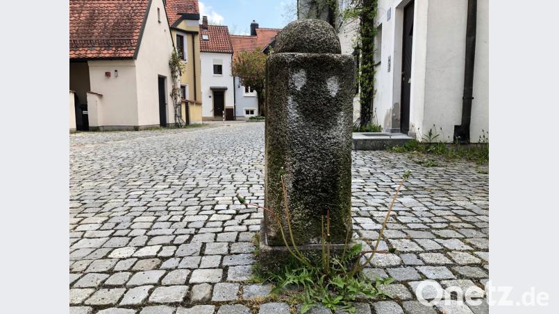 In der Altstadt in Weiden grinst ein "Poller". Bild: Alexander Unger