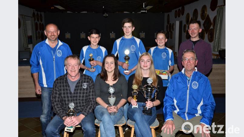 Sportleiter Karlheinz Hagner (sitzend, links) freut sich mit den Gewinnern: Sophie Deinl, Julia Mack und Paul Zetzlmann (daneben), sowie Rudi Hirschmann, Marlon Haberfellner, Niklas Bauer und Lukas Menzel. (stehend, von rechts). Bild: fjo