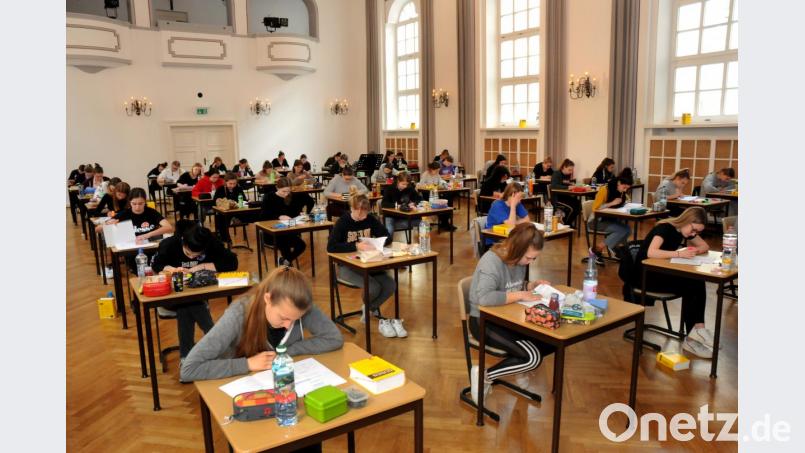 Etwas Wasser, ein Glücksbringer und Traubenzucker: So haben sich die Schülerinnen des Dr.-Johanna-Decker-Gymnasiums am Dienstag für den Auftakt des Abiturs ausgestattet. Bild: Stephan Huber