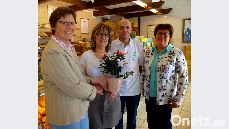Die Initiatoren (von links) Agnes Hartwig, Inge und Berthold Enders sowie Gaby Narozny freuen sich über die Spende. Bild: R. Kreuzer