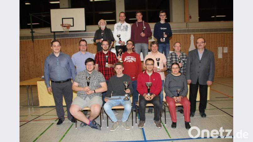 Die Pokalgewinner dieser Schach- Einzel-Oberpfalzmeisterschaften in Oberviechtach mit den Organisatoren vom Schachverein Oberviechtach Dr. Andreas Zinkl (rechts) und seinem Stellvertreter Manuel Fröhlich (links). Bild: frd