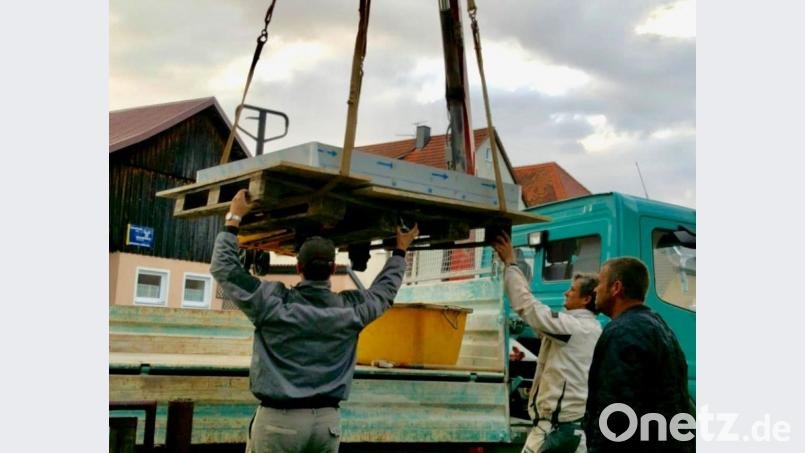 Das „Glaubenszeichen“ im Anflug – der jüngste Beitrag zum Etsdorfer „Kreuze Weg“ wird vom Laster gehoben. Bild: Helga Kennerknecht