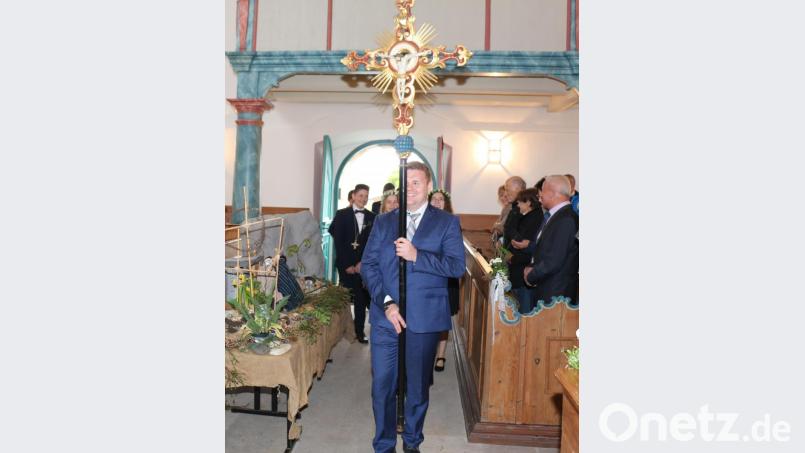 Wegen dem starken Regen zogen sich die Konfirmanden nach dem Auszug gleich wieder in die Kirche zurück, um die Glückwünsche der Familien entgegen zu nehmen und Erinnerungsfotos zu machen. Bild: rpp