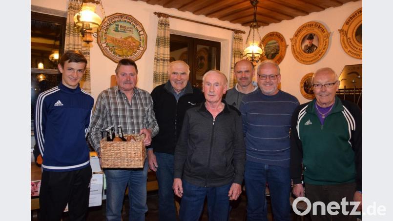 Willi Ertl (rechts) und Hubert Pühler (3.v.re) gratulieren mit Stefan Pühler (links) den Siegern des Preisschafkopfs. Der Erstplatzierte Siegmund Beimler (Mitte) freute sich über 200 Euro, Hans Balk (3.v.li) erhielt 150 Euro und Markus Schön (2.v.re) bekam noch 50 Euro. Den Trostpreis gab es diesmal für Karl Hammerl (2.v.li). Bild: fla