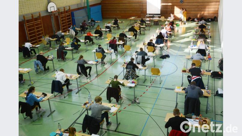 53 Kollegiaten können seit Dienstag zeigen, was sie in den vergangenen acht Jahren gelernt haben. Den Auftakt der Abiprüfung machte in der Sporthalle auf dem Felixberg das Fach Deutsch. Bild: Gabi Schönberger