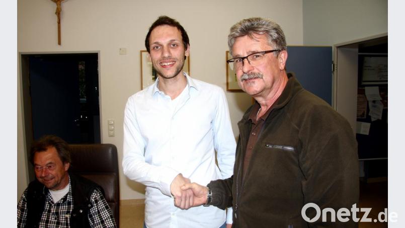 Florian Heindl tritt die Nachfolge des ausscheidenden Geschäftsleiters Ernst Tippmann an. Bürgermeister Wolfgang Braun (rechts) beglückwünschte den neuen Mitarbeiter und wünschte ihm viel Erfolg bei seiner künftigen Arbeit. (links im Bild: Kämmerer Lothar Ernstberger). Bild: wro