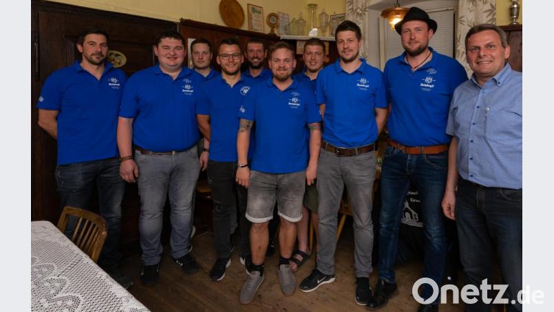 Bürgermeister Norbert Eckl (rechts) gratulierte dem Vorstandsteam der Gonfeiaschta Kirwaleid mit Markus Portner (ab Zweiter von rechts), Matthias Meier, Wolfgang Salomon, Markus Ostermeier, Norbert Bösl, Christian Schäffer, Tobias Neuber, Christian Schneeberger und Sebastian Schneider. Bild: Markus Ostermeier