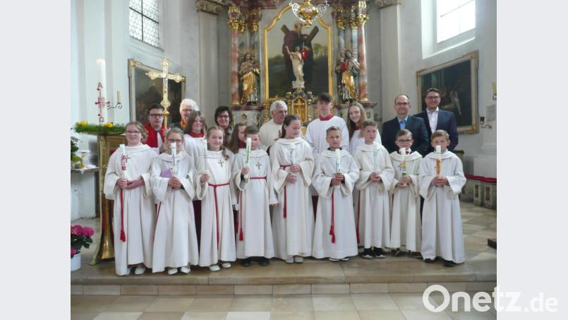Im feierlichen Gottesdienst empfingen (vorne, von links) Emma Fuchs, Anna-Lena Bauer, Nicola Eckl, Luis Ebenhöch, Samantha Seidl, Matthias Ring, Sebastian Bronold, Tom Selch und Christoph Deml die Erstkommunion. Bild: amö