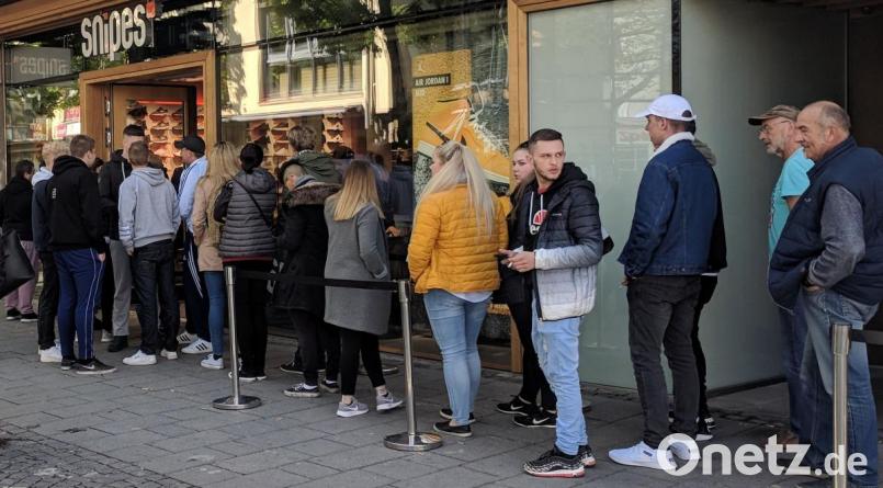 Passanten wunderten sich: Am Dienstagvormittag bildete sich vor dem neuen &quot;Snipes&quot; eine lange Schlange. Bild: dko