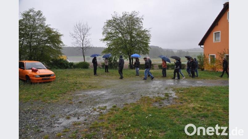 Bei strömendem Regen sind die Mitglieder des Bauausschusses unterwegs. Bild: ak