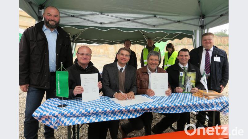 LBV-Bezirksgeschäftsführer Christoph Bauer, LBV-Landesvorsitzender Dr. Norbert Schäffer, Werkleiter Henrik Wesseling, Direktor Norbert Dirscherl, Landrat Thomas Ebeling und Bürgermeister Thomas Gesche (von links) unterzeichneten auf dem Steinbruchgelände in Burglengenfeld die Verträge. Bild: Hirsch