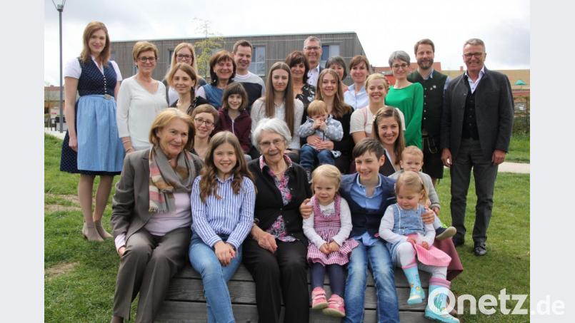 Erna Häring (vorne, Mitte) feierte ihren 95. Geburtstag. Besonders freute sie sich, dass ihre einzige noch lebende Schwester Käthi (links) aus München gekommen war. Mit im Bild die Kinder, Enkel und Urenkel der Jubilarin sowie Bürgermeister Franz Stahl (rechts). Bild: kro
