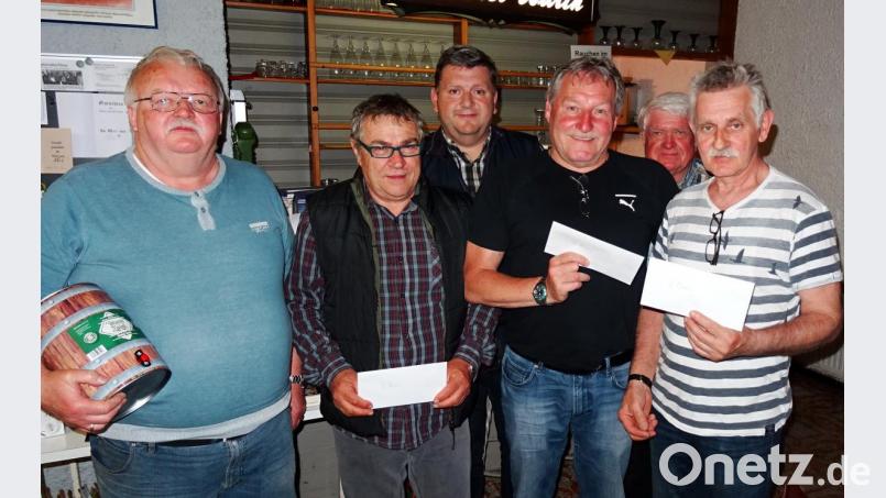 Vorsitzender Hubert Käck (Dritter von links) gratuliert dem Sieger Reinhard Hübner (Dritter von rechts) sowie den Zweit- und Drittplatzierten. Bild: exb