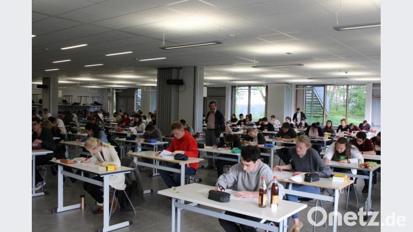 Das Foto zeigt die Abiturientinnen und Abiturienten mit dem Oberstufenkoordinator Wolfram Strehl vor dem Start des Deutsch-Abiturs. Bild: exb