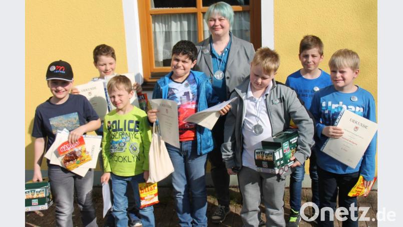 Die Gaumeister mit Lichtgewehr und -pistole (von links): Tobias Dietl, Stefan Kiener, Andreas Uschold, Noah Schüller, Michael Herrmann, Josef Berger, Wolfgang Uschold mit Gaujugendleiterin Martina Herrmann. Bild: dl