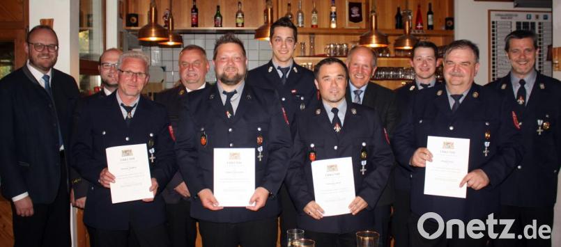 Das Ehrenzeichen für 25 Jahre überreicht Kreisbandrat Marco Saller mit Landrat Andreas Meier und Bürgermeister Michael Bauer an Thomas Gleißner, Christian Wirth, Thomas Klier und Umberto Vicenzotto. Bild: zer
