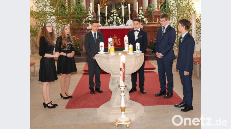 Sechs Konfirmanden sprechen das Glaubensbekenntnis und erneuern den Bund mit Gott, den bei der Taufe Eltern und Paten für sie eingegangen sind. Bild: rpp