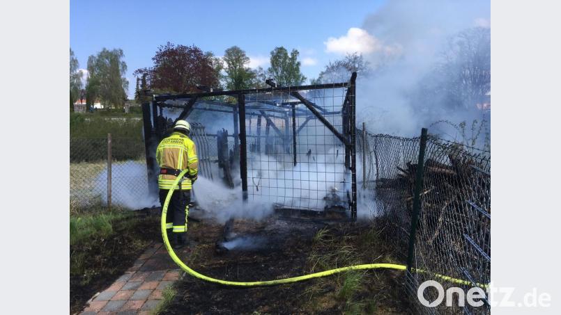 Ein Holzhäuschen brannte am Dienstag an der Nürnberger Straße in Amberg: Da konnte die Feuerwehr zwar löschen, aber nichts mehr retten. Bild: Feuerwehr Amberg