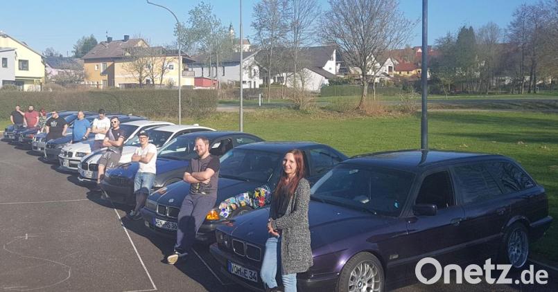 Die Mitglieder des BMW-Clubs in Pleystein. Im Rücken des Fotografen steht das Clubhaus. Bild: exb