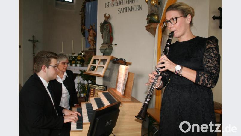 Sebastian Greim und Elke Hofmann an der Orgel sowie Laura Zintl mit der Klarinette rundeten das Konzert hervorragend ab. Bild: fpoz