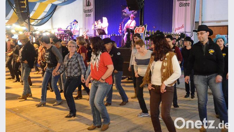 Ließen sich vom Regen nicht aus dem Tritt bringen: Die Linedancer aus der ganzen Oberpfalz. Bild: Kunz