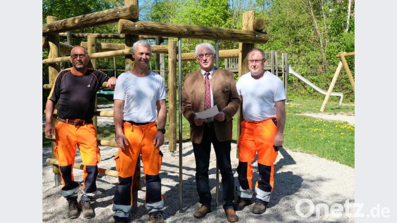 Im Spielplatz am Seyerleingarten bei der Grund- und Mittelschule hat der städtische Bauhof eine Kletteranlage aufgestellt.Zweiter Bürgermeister Kurt Koppmann (Zweiter von rechts) schaute bei Christian Bolz (von links) und Hans Lobinger sowie Karl Simon (rechts) vorbei. Bild: ohr