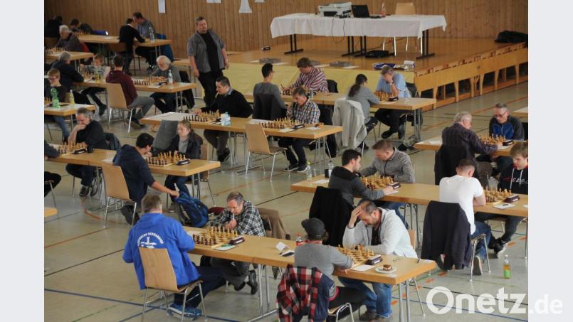 An über 40 Tischen ist mit großer Konzentration in einer Runde oft über mehrere Stunden hinweg, um Punkte gekämpft worden. Bild: frd