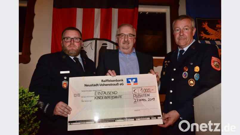 Sandro Hochwart, Vorsitzender der Feuerwehr Waidhaus (links) und Hans-Peter Wallner, Vorsitzender der Feuerwehr Pleystein (rechts) haben sich geeinigt, anlässlich des 150-jährigen Jubiläums der Pleysteiner Wehr auf die gegenseitige Geschenkübergabe zu verzichten. Stattdessen ging eine Spende in Höhe von 1000 Euro an die Kinderkrebshilfe Region Oberpfalz Nord mit ihrem Vorsitzenden Herbert Putzer. Bild: bey
