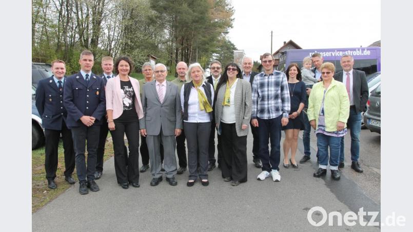 Johann Gnan (Sechster von links) genießt die Feier im Familien- und Freundeskreis. Bild: pi