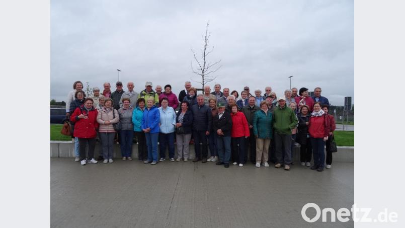 Die Teilnehmer des KAB-Ausflugs stellen sich zum Erinnerungsfoto auf. Bild: ak