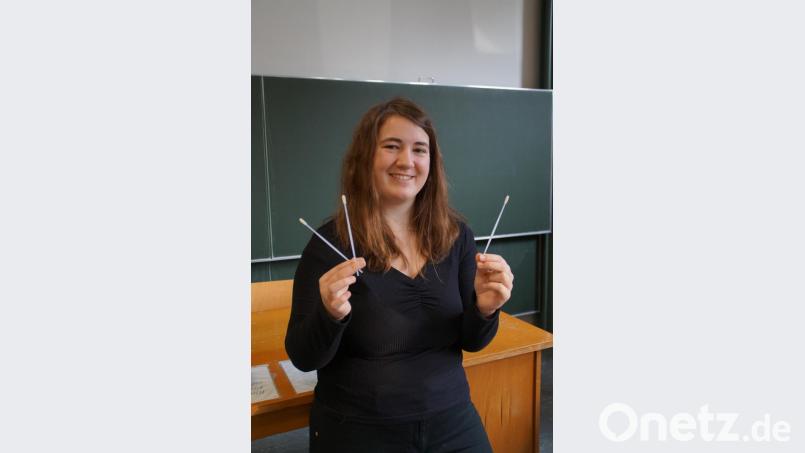 Andrea Anthofer (10b) mit den Wattestäbchen für die Registrierung. Bild: exb