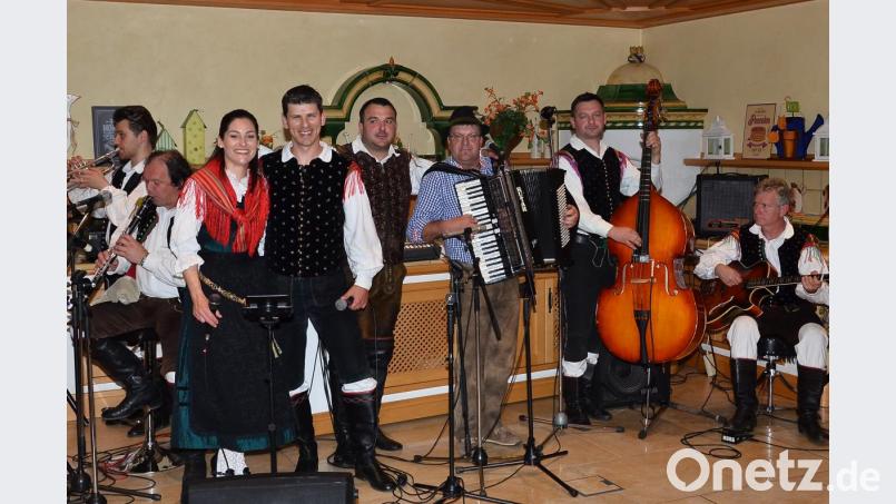 Klaus Wittmann (Dritter von rechts) erhält die Ehre, mittendrin im „Gorenjski Kvintet“ aus Oberkrain sein musikalisches Können unter Beweis zu stellen. Bild: fjo