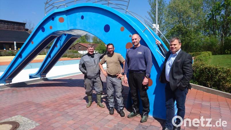 Bürgermeister Karlheinz Budnik (rechts) auf Stippvisite im Freibad. Horst Lindner (Zweiter von rechts), Benjamin Höllerer und Peter Faget (links) erwecken das Bad derzeit aus dem Winterschlaf. Mitte Mai soll eröffnet werden. Bild: Lowak