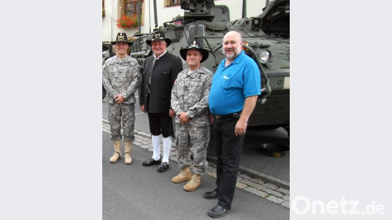 Ähnlich wie beim Freundschaftstreffen im August 2011 werden Stryker-Fahrzeuge vor dem Rathaus stationiert, die die Festbesucher inspizieren können. Damals dabei (von links): Bataillonskommandeur Kendric Robbins, Bürgermeister Hans Drexler, Command Sergeant Major Jeremiah Inman und Werner Stein. Bild: u