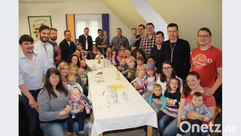 Bürgermeister Martin Prey (hinten, Mitte) freute sich, dass so viele Eltern mit ihren Kindern der Einladung zum „Baby-Empfang“ gefolgt waren. Mit 16 Neugeborenen verzeichnete die Gemeinde Niedermurach 2018 einen Geburten-Rekord. Bild: frd