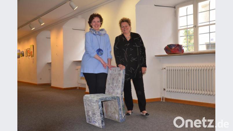 Die Argumente von Kuratorin Susanne Kempf (links) nach neuen Ausstellungsmöglichkeiten für bildende Künstler waren nicht aus Pappe. Petra Vorsatz nimmt im Namen der Stadt Weiden einen Stuhl entgegen. Bild: Kunz