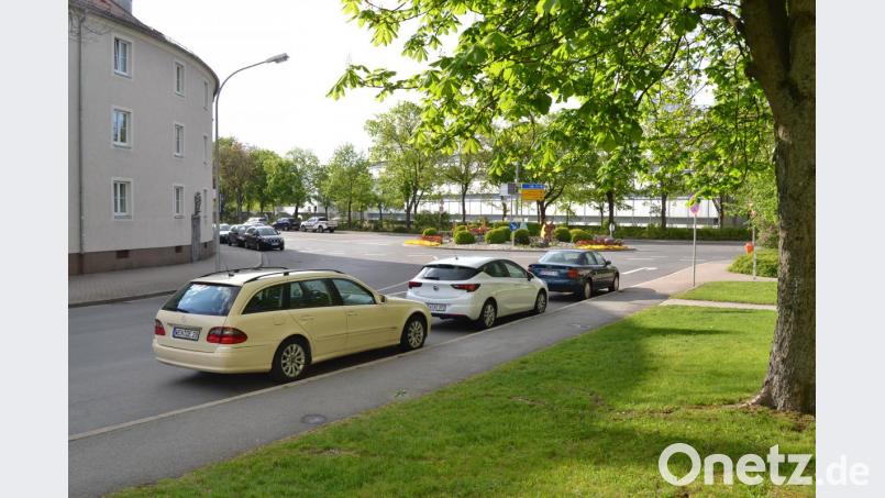 Hier ist es für Fußgänger schwer, die viel befahrene Leuchtenberger Straße zu überqueren. Bild: hcz